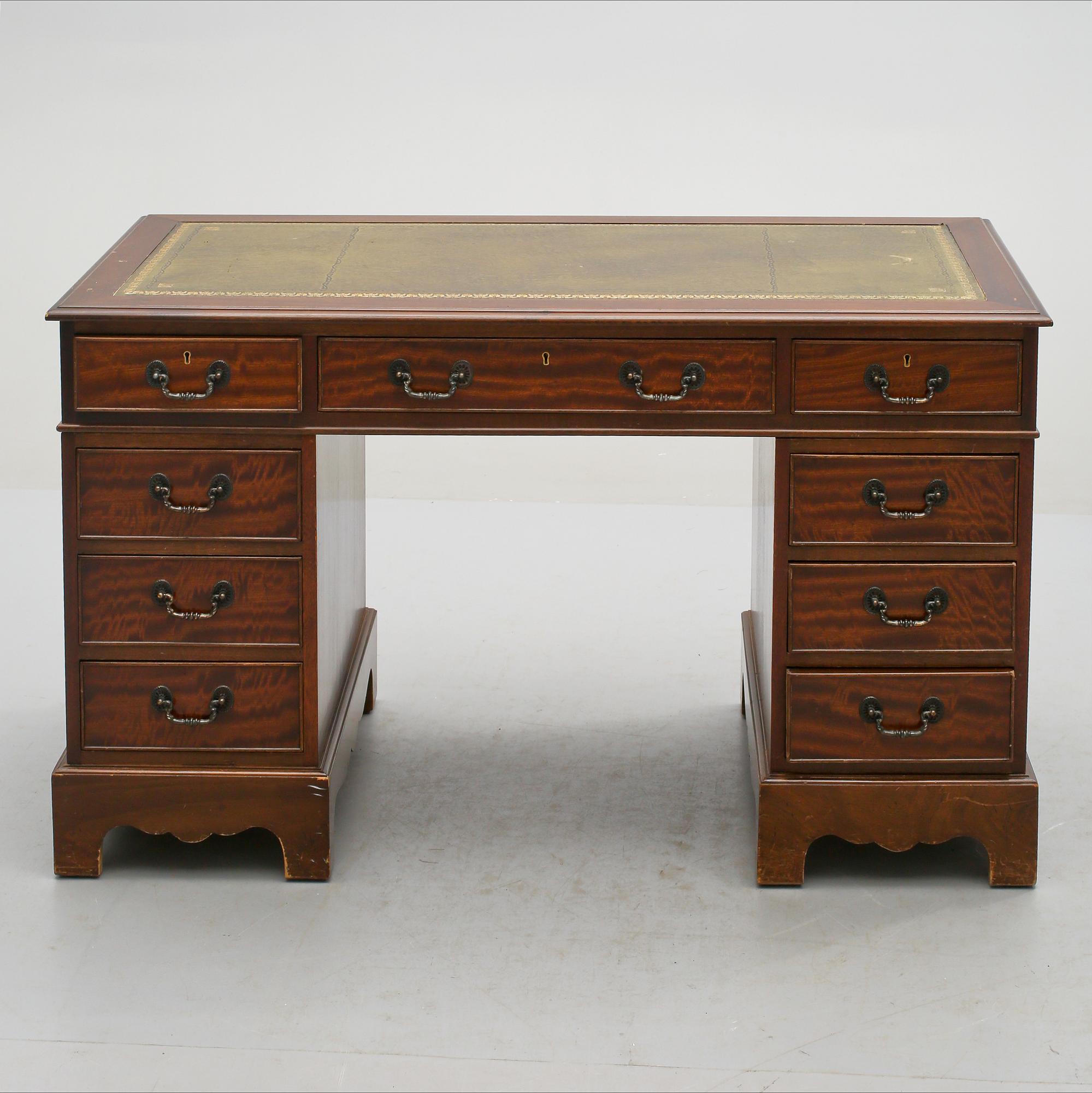 SKRIVBORD, engelsk stil, 1900-talets andra hälft.