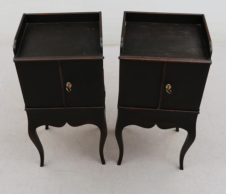 SÄNGBORD, 1 par, rokokostil, för Nationalmuseum, 1900-talets andra hälft.