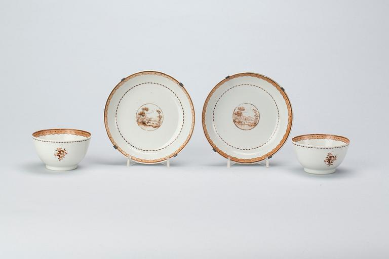 KOPPAR med fat, två stycken, Kina, Qianlong (1736-1795), porslin.