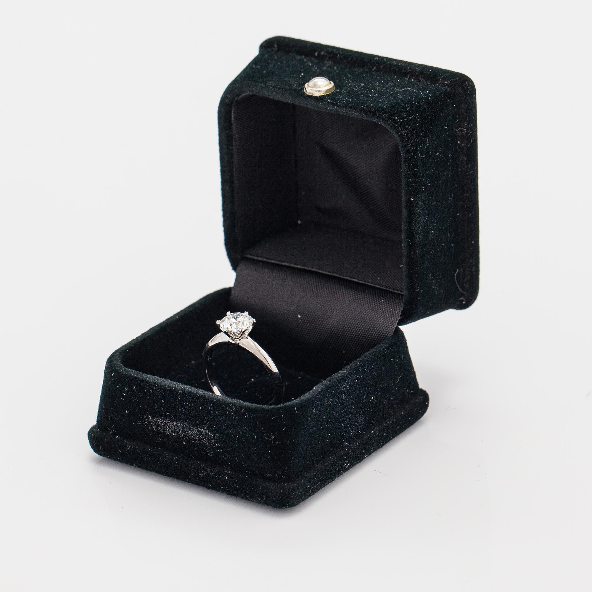 An 18K white gold ring with a ca 1.23 ct brilliant-cut diamond. With GIA certificate.
