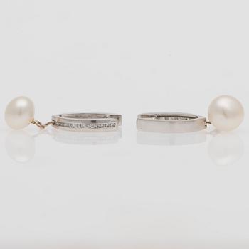 ÖRHÄNGEN, åttkantslipade diamanter, odlade pärlor, 14K vitguld.