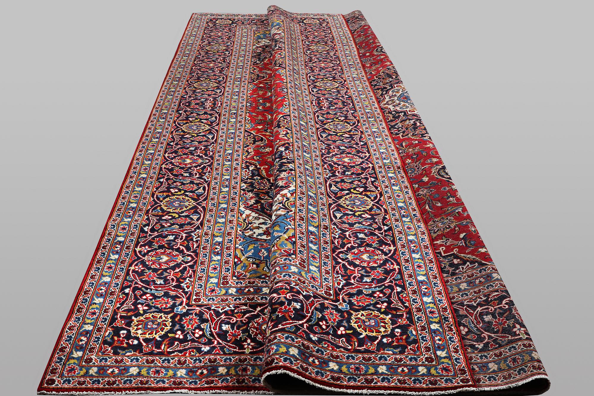 A carpet, Kashan, ca 497 x 298 cm.