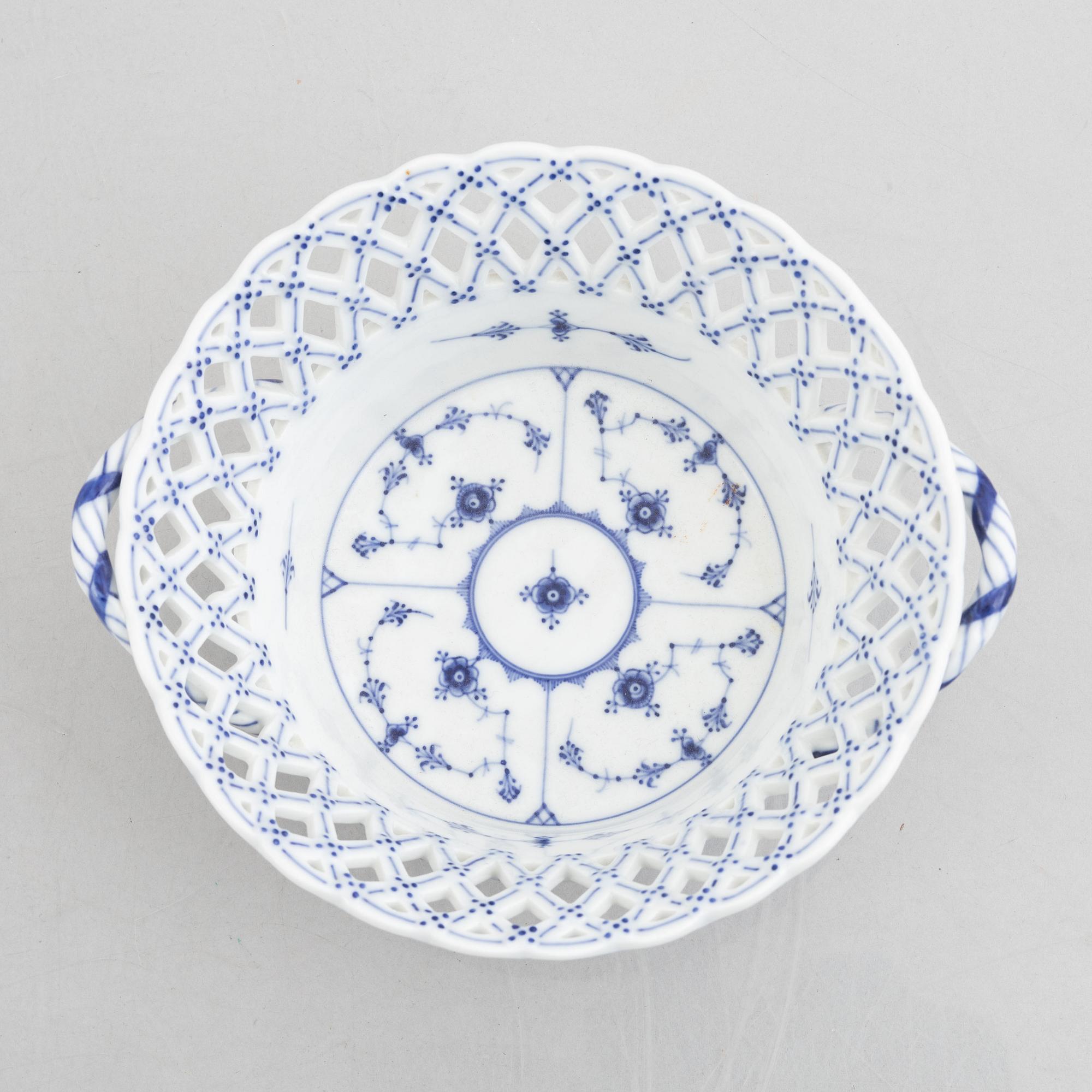 A 'Blue Fluted' / 'Musselmalet' porcelain fruit basket with stand, Royal Copenhagen, 19th century.