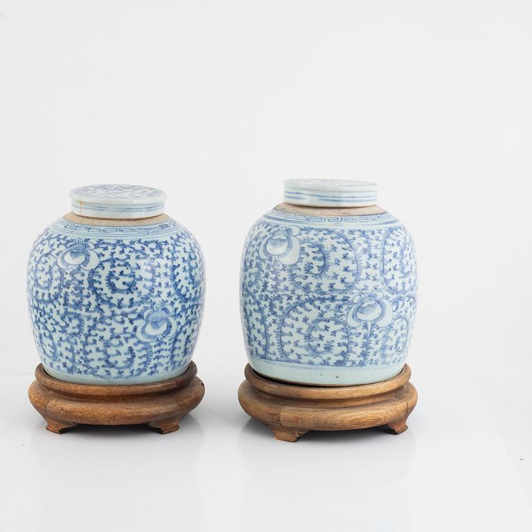 A pair of Chinese blue and white porcelain jars with covers, late Qing dynasty / around 1900.