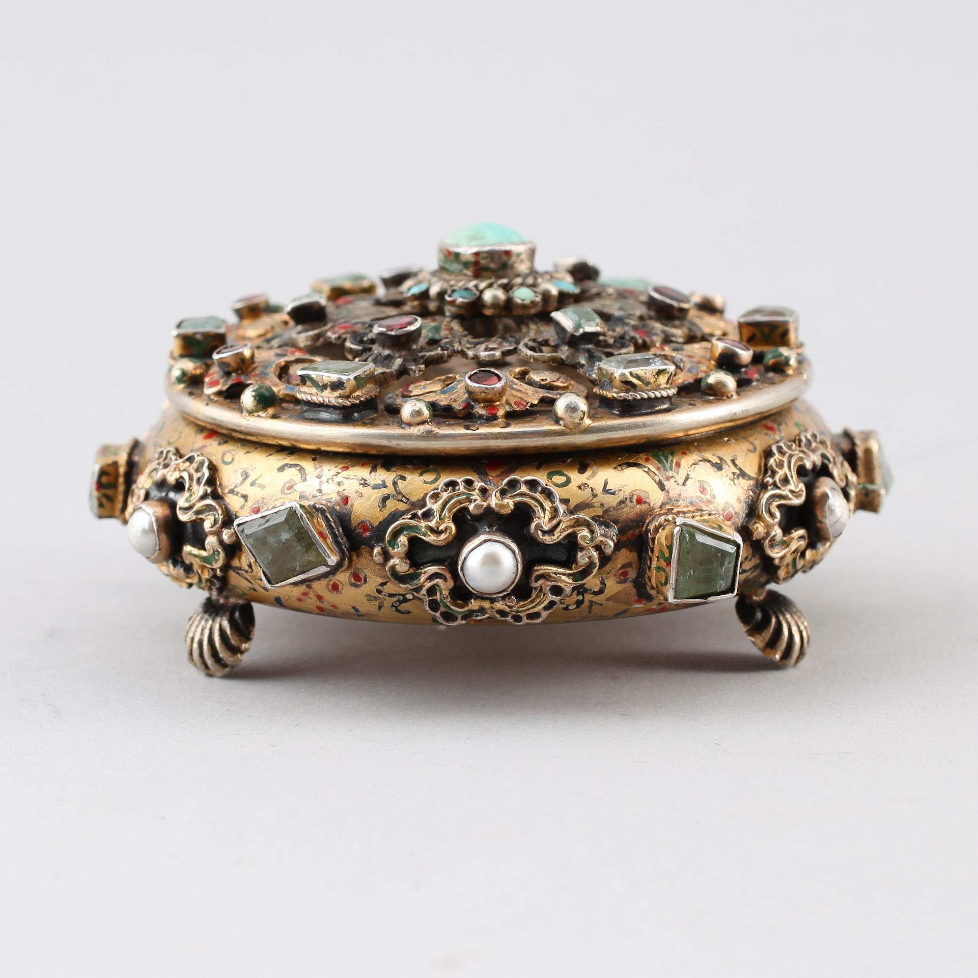 DOSA, förgyllt silver, svenska importstämplar, 1900-talets första hälft. Vikt ca 101 g.