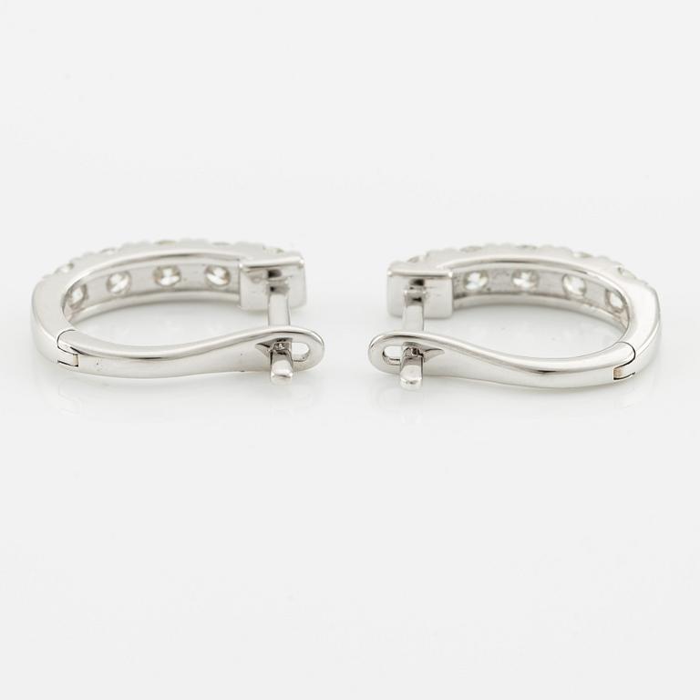 Creole earrings in 18K white gold with brilliant-cut diamonds.