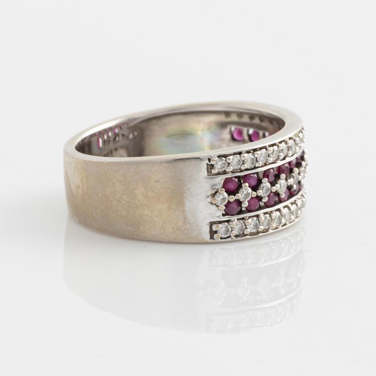 Ring, 18K white gold with rubies and brilliant-cut diamonds.