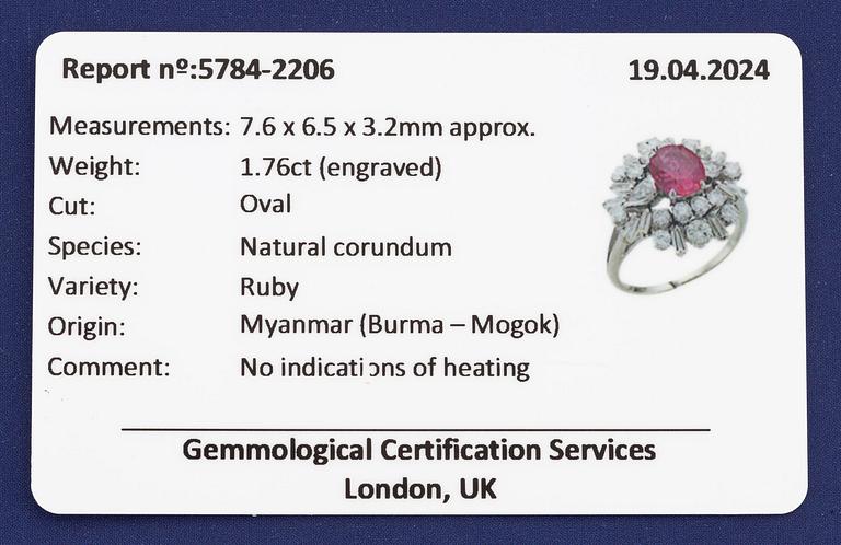 Ring 18K vitguld med en rubin samt briljant- och baguettslipade diamanter.