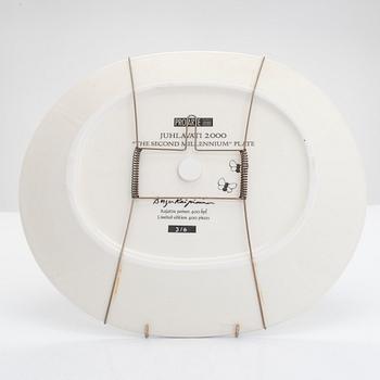 Birger Kaipiainen, A 'Jubilee dish 2000' 316/400, Pro Arte, Arabia.