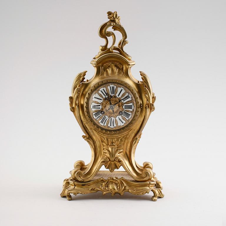 BORDSPENDYL, förgylld brons, rokokostil,  Frankrike, 1800-tal.