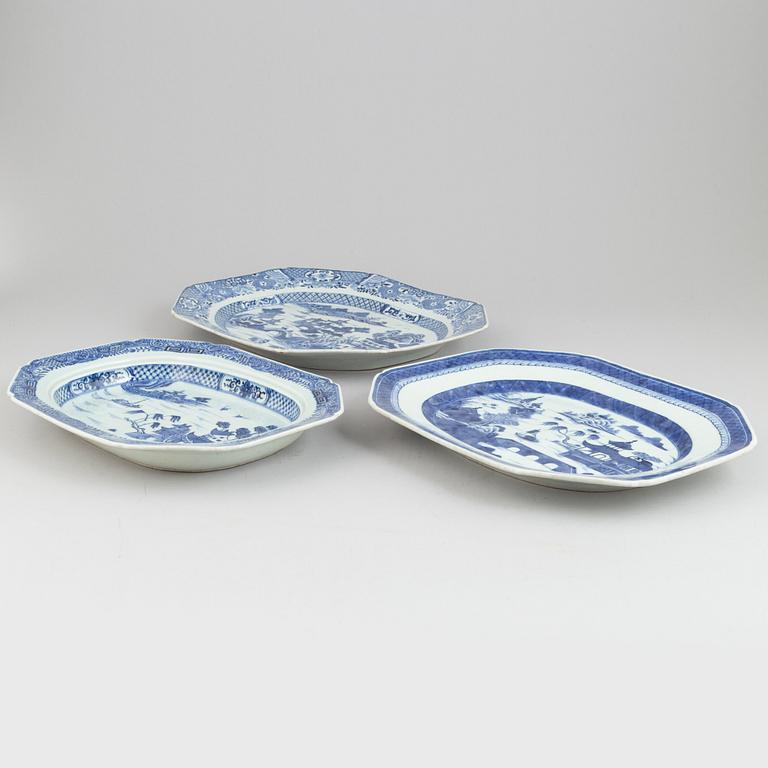 A set of three Chinese blue and white porcelain dishes, Qing dynasty, Qianlong (1736-1795) and Jiaqing (1796-1820).