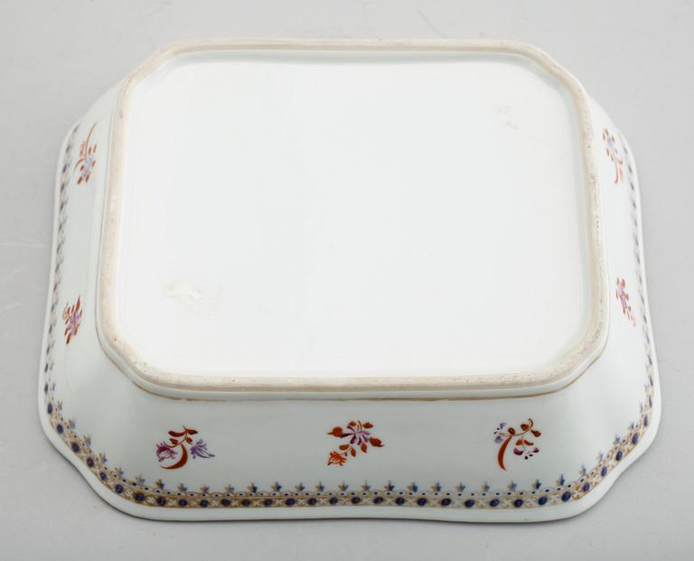 TERRIN MED LOCK, porslin, sannolikt Samson, 1900-tal.