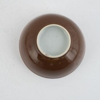 Skål samt två skålfat, exportporslin, Kina, Qingdynsatin, Qianlong (1736-95).
