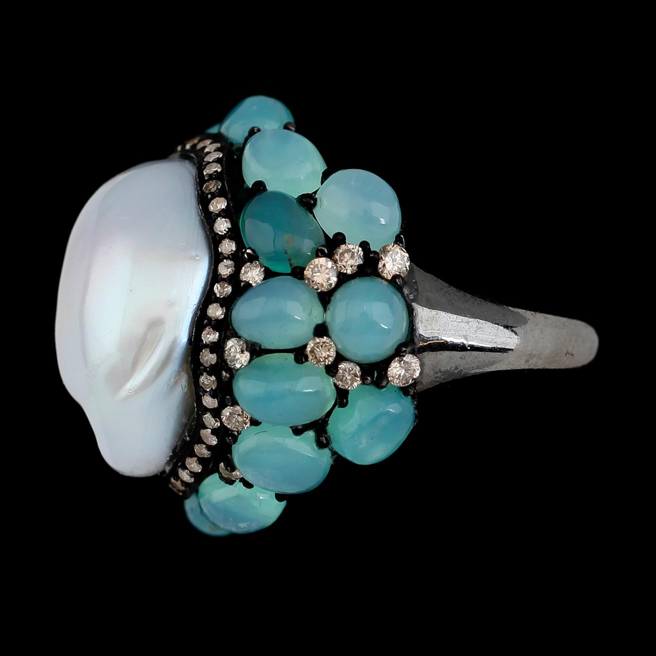 RING, silver, diamanter tot ca 0.79 ct, opaler samt odlad pärla.