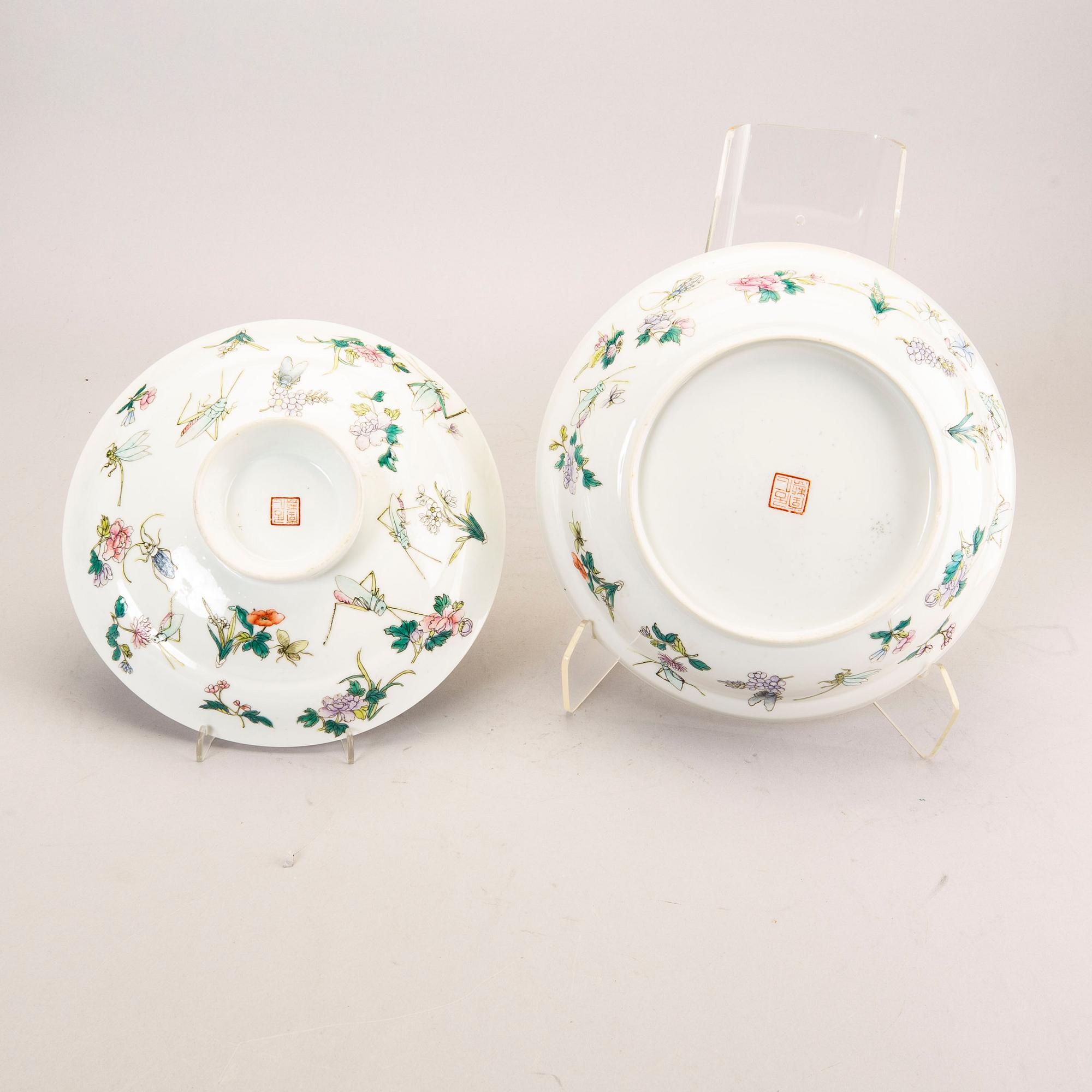 A Chinese bowl with cover, 20th Century.