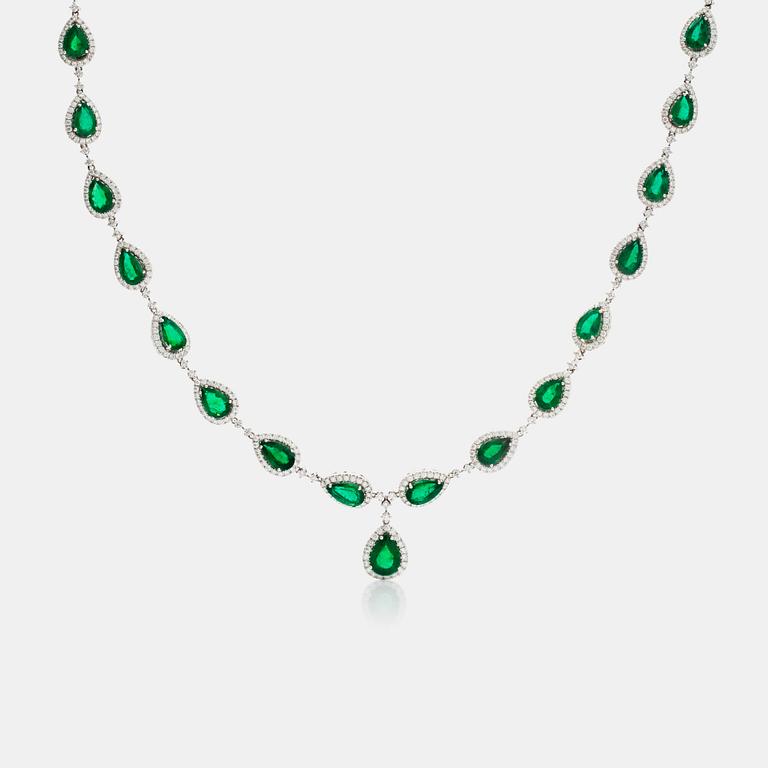 COLLIER med droppslipade smaragder, totalt ca 31.00 ct, samt briljantslipade diamanter, totalt ca 10.00 ct.