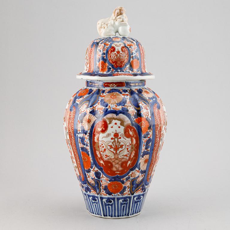 An Imari jar with cover, Meiji period (1868-1912).