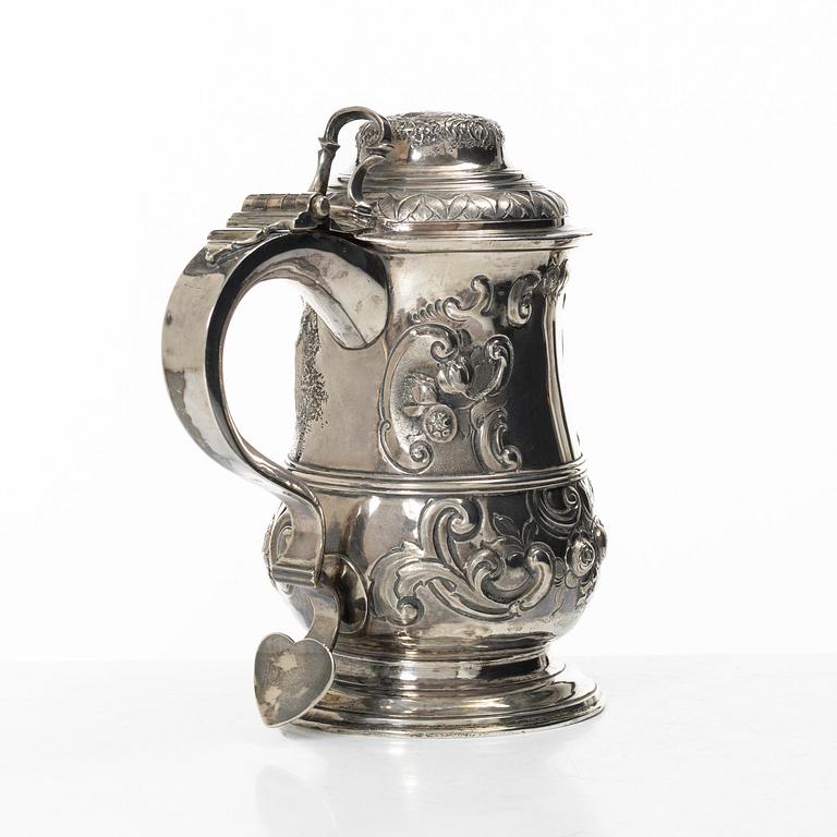 A British 18th century silver tankard with lid, mark of John Payne, London 1759.