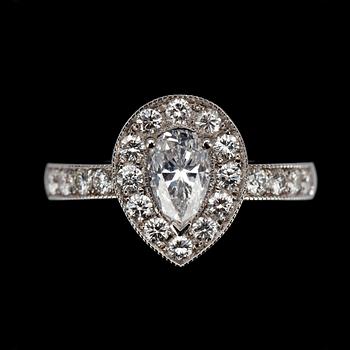 RING, vitguld 18K, mittstenen droppslipad diamant 1,01ct, sidostenar tot. 0,65ct. G/VS. Intyg 220.