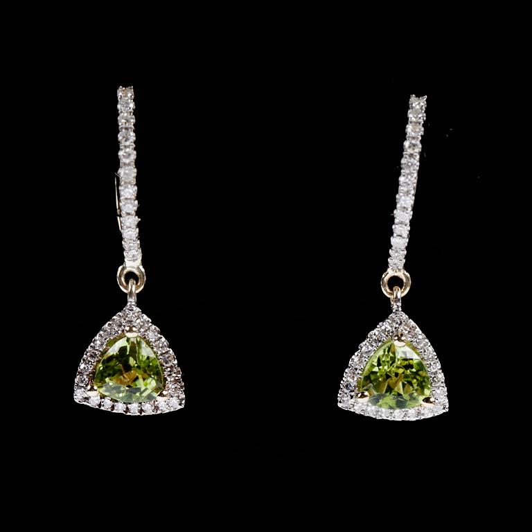 ÖRHÄNGEN, ett par, 14k guld med peridot, ca1,25ct och åttkantsslipade diamanter tot ca0,16ct. Vikt 2,7g.