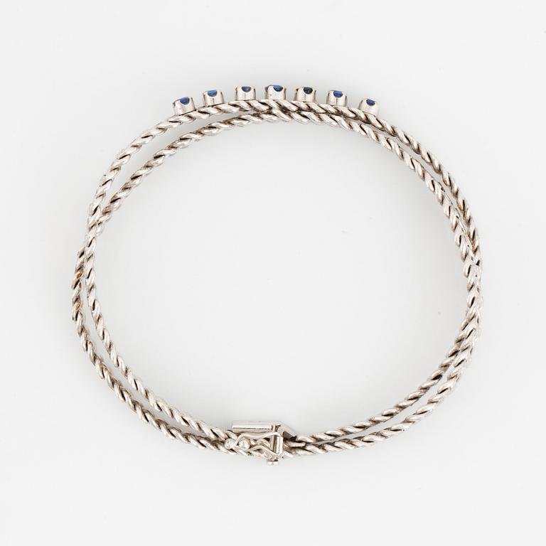 Armband vitguld med små fasettslipade safirer.
