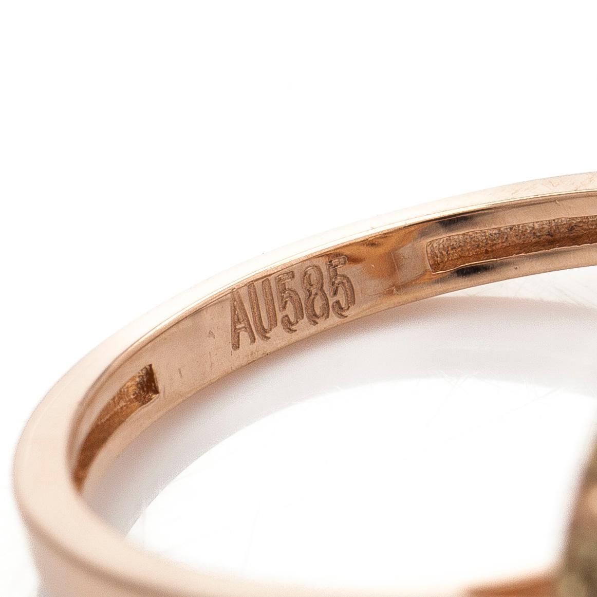 A 14K rose gold ring, with a pear- and brilliant-cut diamonds total ca 1.25 ct.