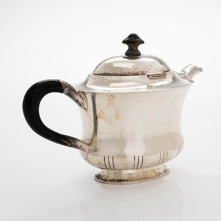 A silver teapot, import marked Oskar Lindroos, Helsinki 1929.