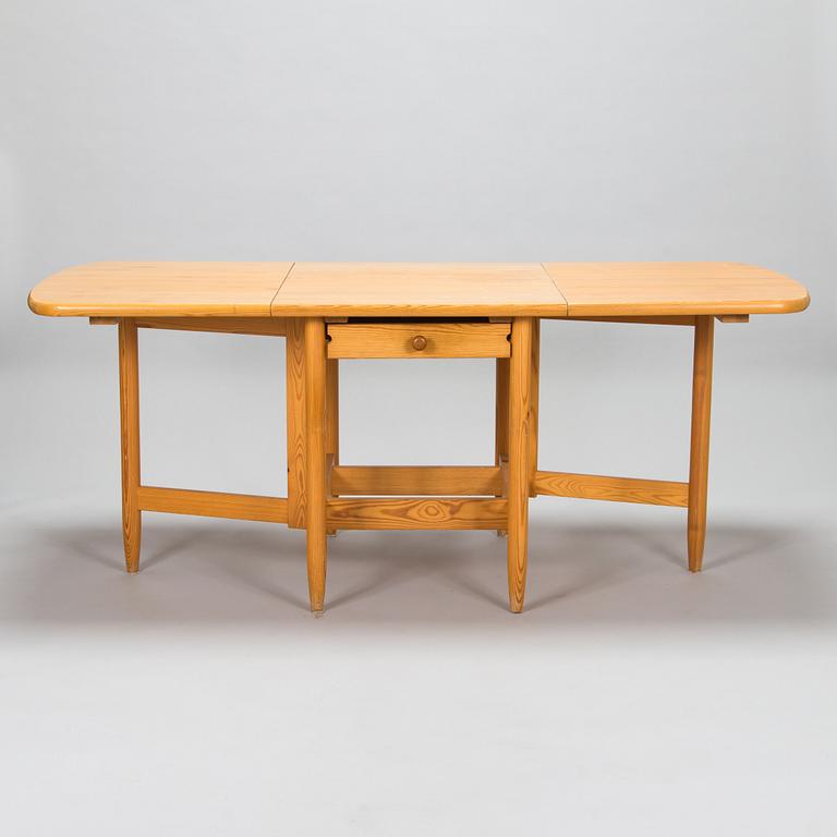 Eero Aarnio, A set of 6 "Pirtti" chairs and dining table for Laukaan Puu, Finland, late 20th century.