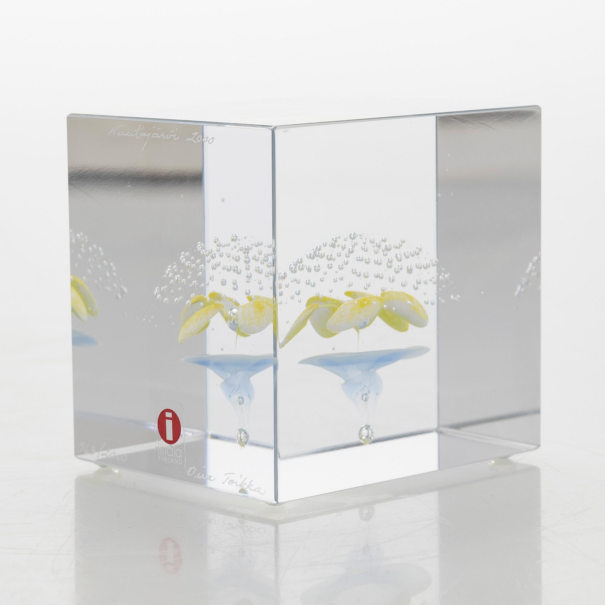 Oiva Toikka, an annual glass cube 2000, signed Oiva Toikka Nuutajärvi 2000, 963/2000.
