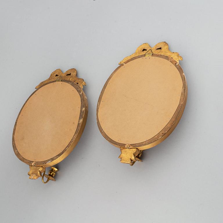 A mirror and a pair of mirror scones, gustavian style, 20th century.
