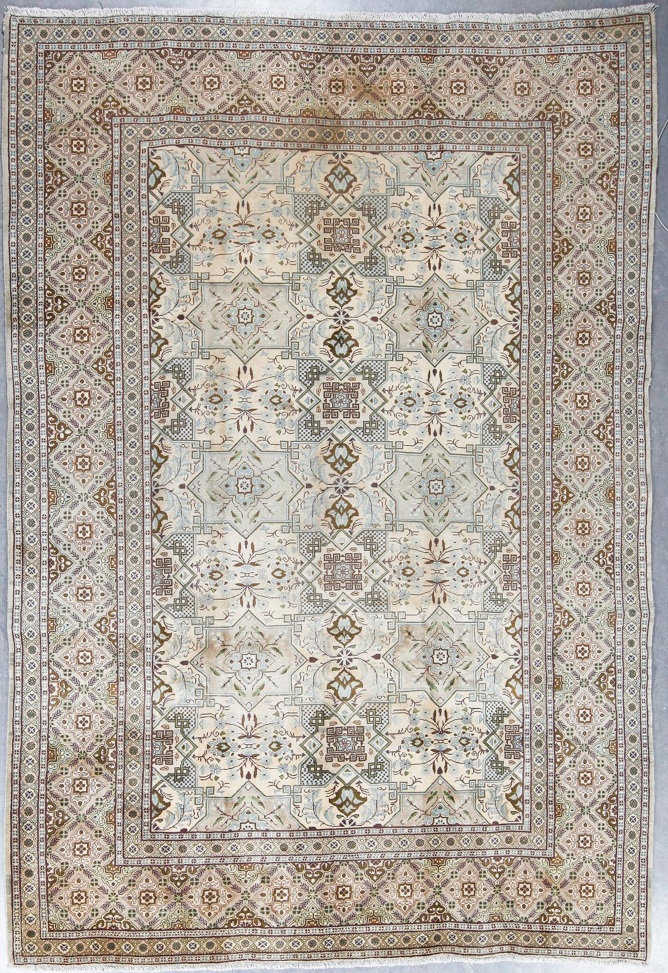 MATTA, Keshan, ca 343x240 cm.