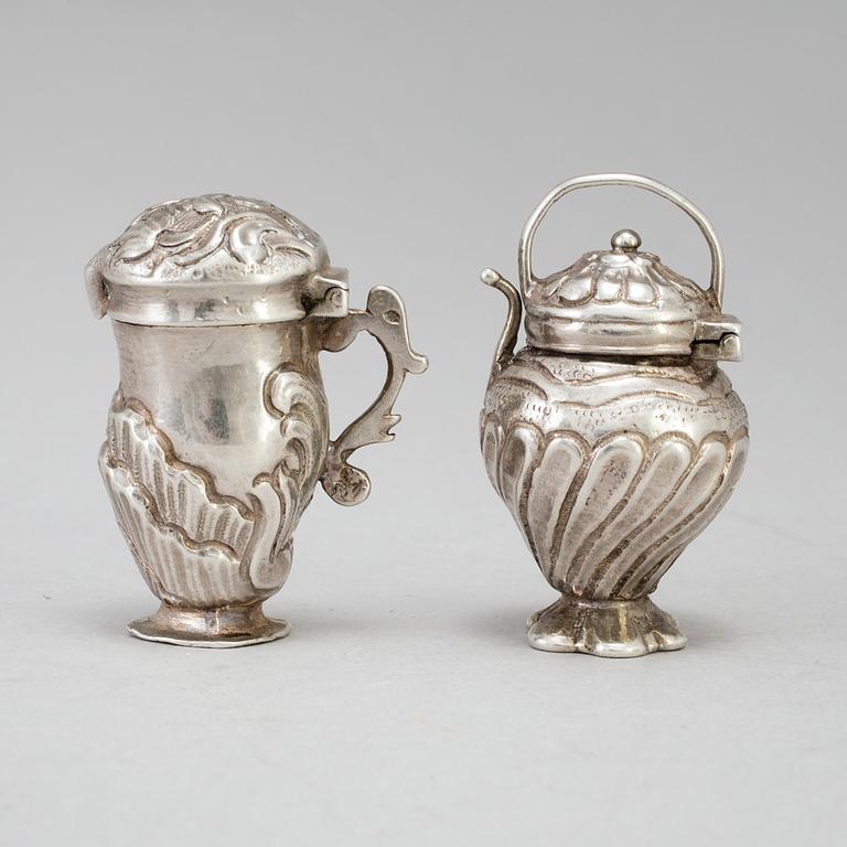 Two 18th century silver snuff bottles with faint marks. Total weight 46 g.