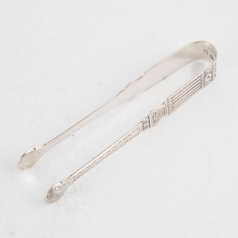 Gustaf Möllenborg, sockerskrin, silver, Stockholm 1826 samt sockertång, silver, Lars Boye, Stockholm 1779.