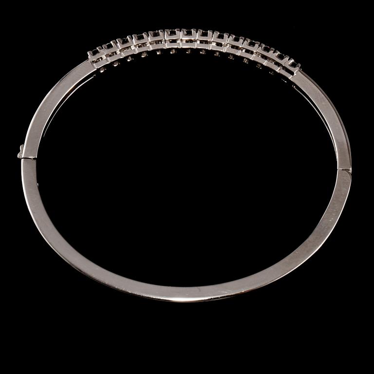 ARMRING, 18k vitguld med briljantslipade diamanter, totalt 0.72 ct. Vikt 12 g.