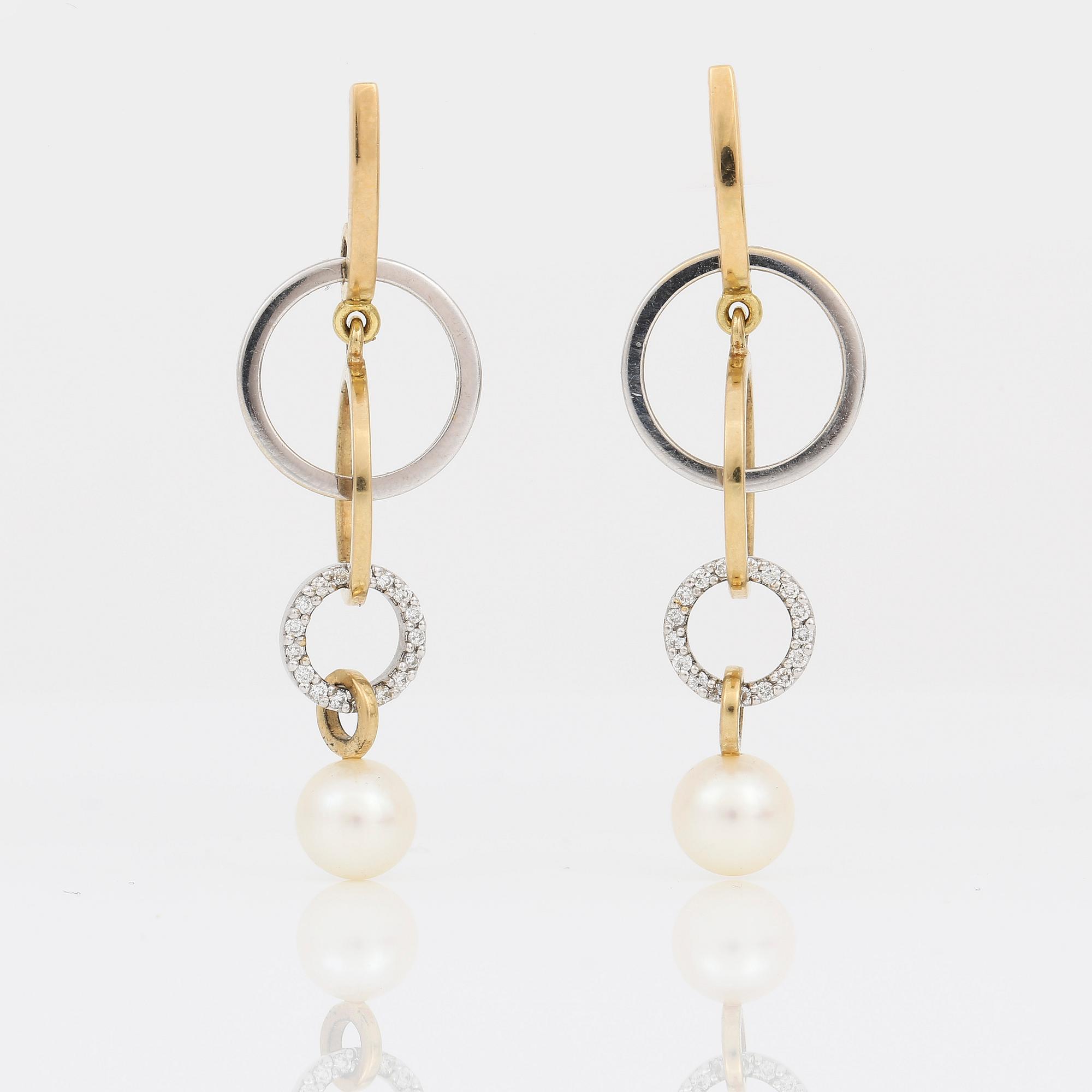 ÖRHÄNGEN, 18K tvåfärgat guld, samt små briljantslipade diamanter. Vikt ca 6,68 g.