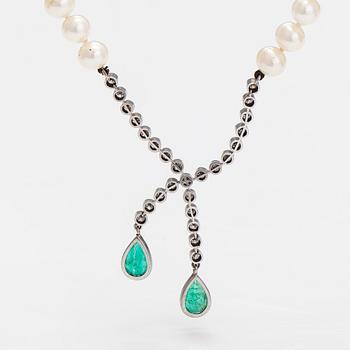 A pearl collier with cultured pearls, 14K and 18K white ogld, emeralds and diamonds ca. 0.60 ct in total.