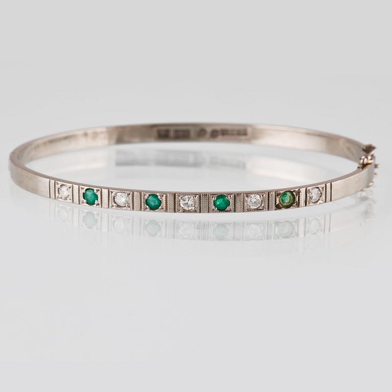 ARMRING, 18k vitguld med 5 briljantslipade diamanter och 4 smaragder, Sten Gramen, Göteborg, 1965. Vikt 13,3 gram.