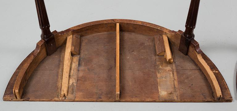 BORD, två stycken, 1800-tal, mahogny med trissor.