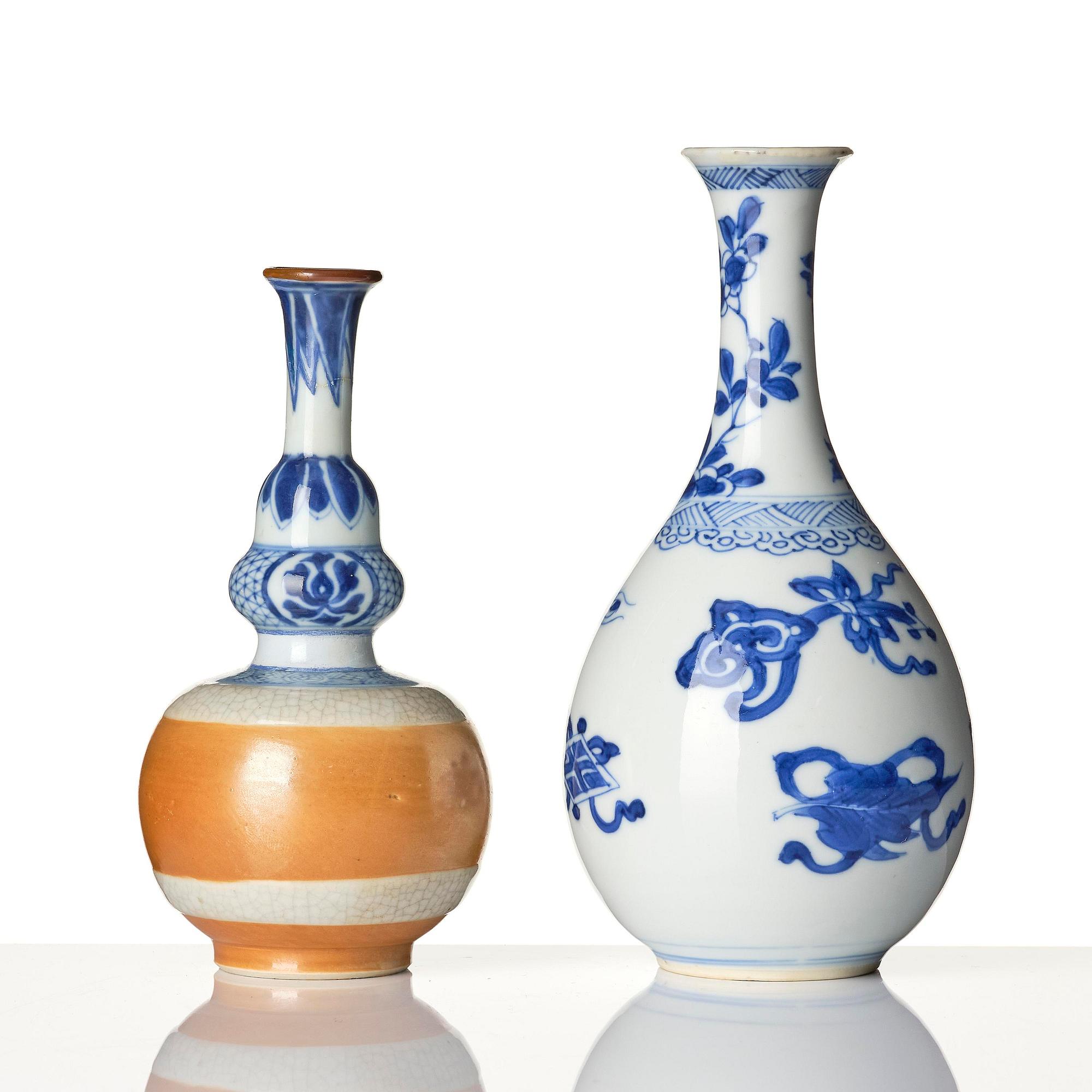 Two blue and white vases, Qing dynasty, Kangxi (1662-1722).