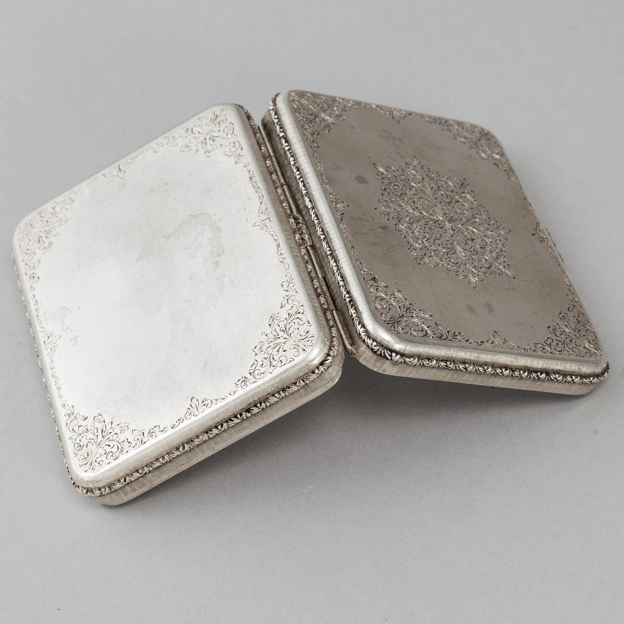 An Intalian 20th century silver snuff-box, marked M Buccellati, Milano - Roma- Firenze.