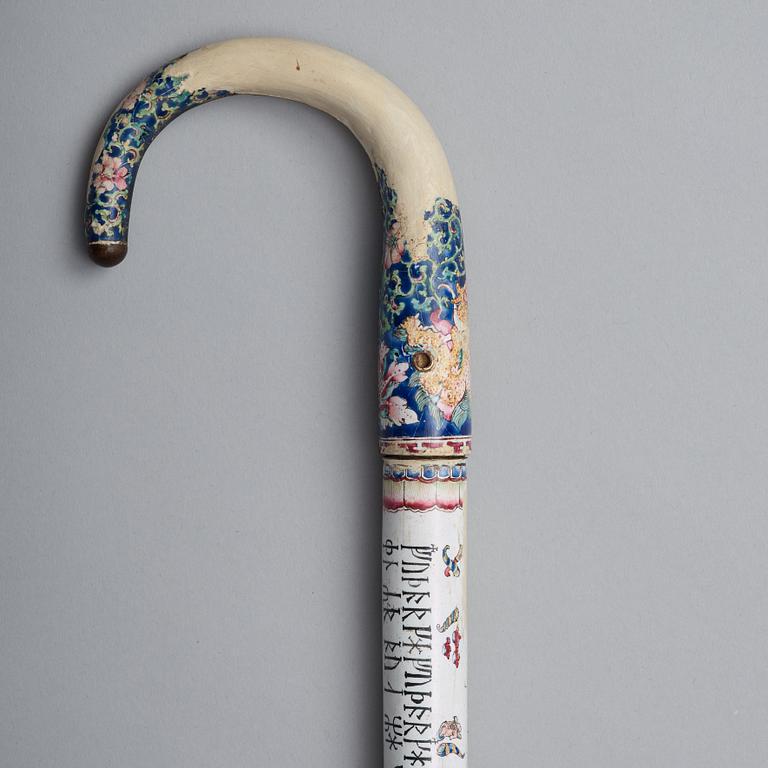 RUNSTAV/KÄPP, emalj på koppar. Qingdynastin, 1700-tal.