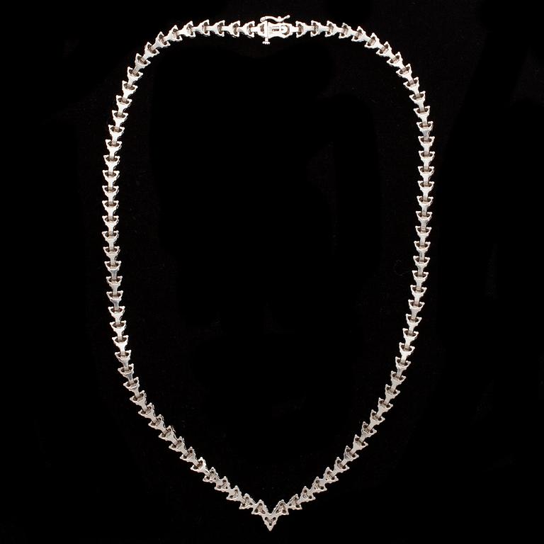 COLLIER, 14K vitguld, briljantslipade diamanter 267 st. Vikt 51,77 g. 2000-tal.