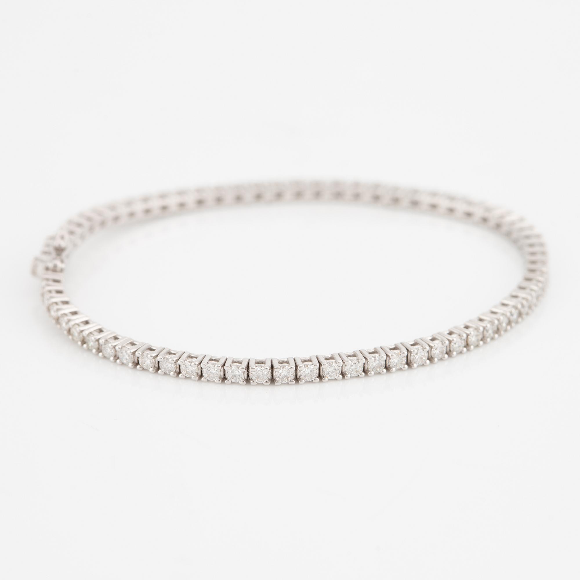 Tennisarmband 18K vitguld med briljantslipade diamanter, medföljande HRD report.