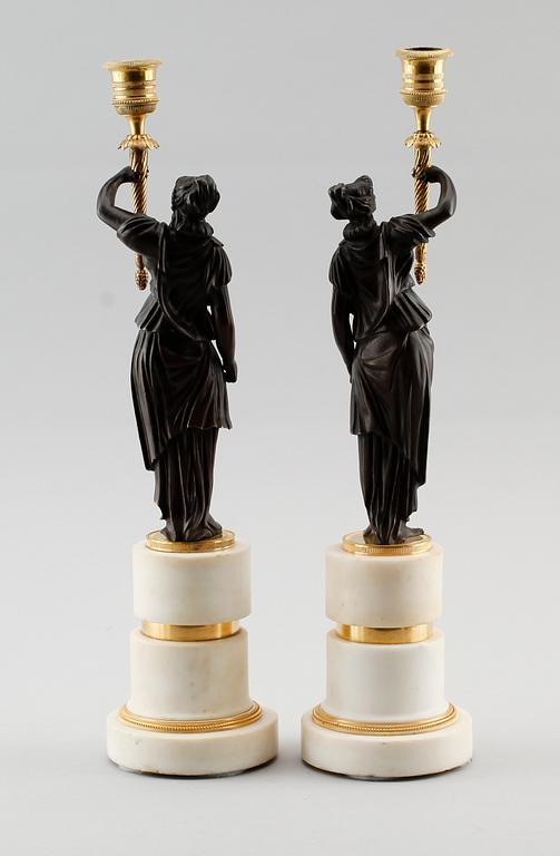 LJUSSTAKAR, 1 par, förgylld och patinerad brons samt vit marmor, Louis Seize, 1700-talets slut.