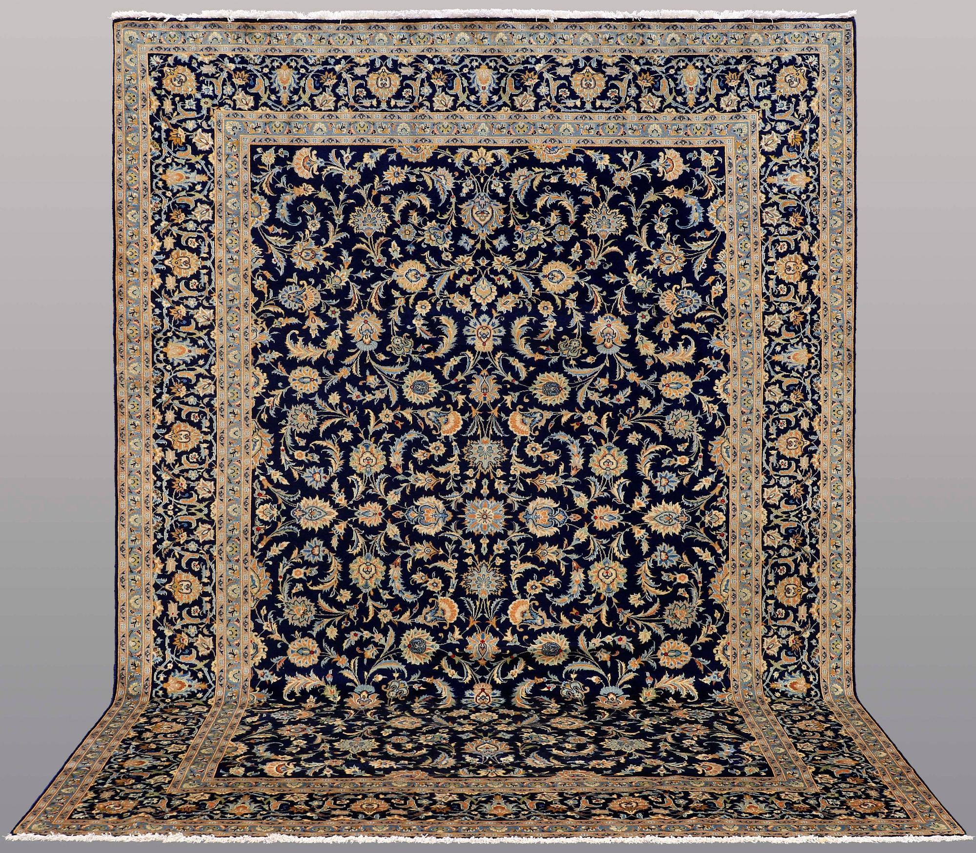 A CARPET, Kashan, ca 372 x 261 cm.
