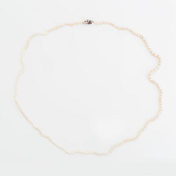 WA Bolin två collier odlade pärlor lås 18K vitguld med runda briljantslipade diamanter och rubiner.