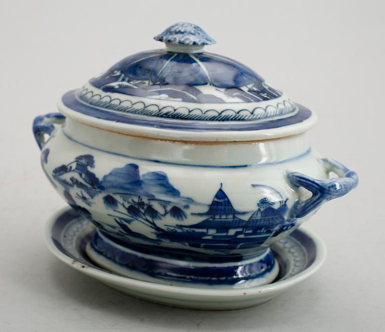 TERRIN MED LOCK OCH FAT, porslin, Kina, 1800-/1900-tal.