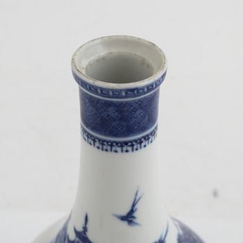 A Chinese blue and white porcelain flask, Qng dynasty, Qianlong (1736-95).