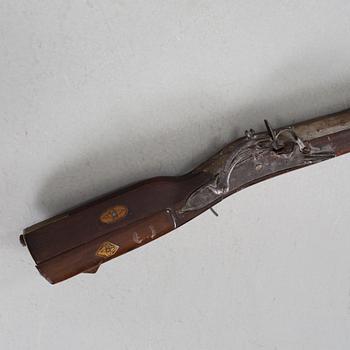 A snaplock rifle, 17th century.