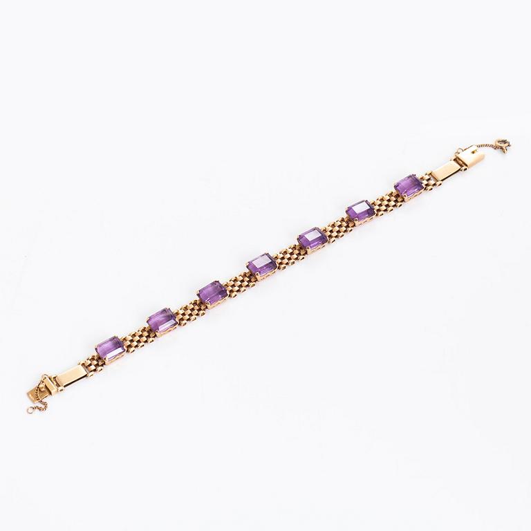 An 18K gold bracelet, with emerald-cut amethysts.